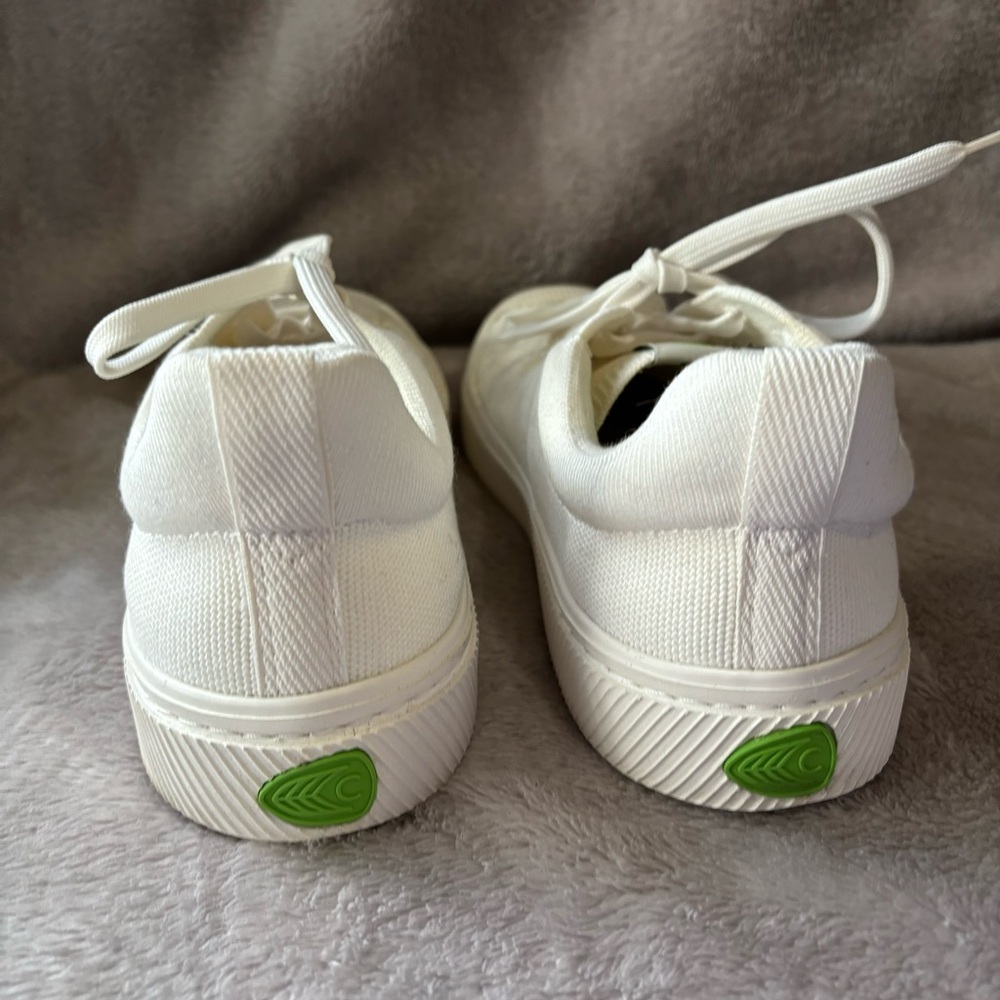 Cariuma White Knit Low-Top Sneakers with Green Details - Picture 9 of 9
